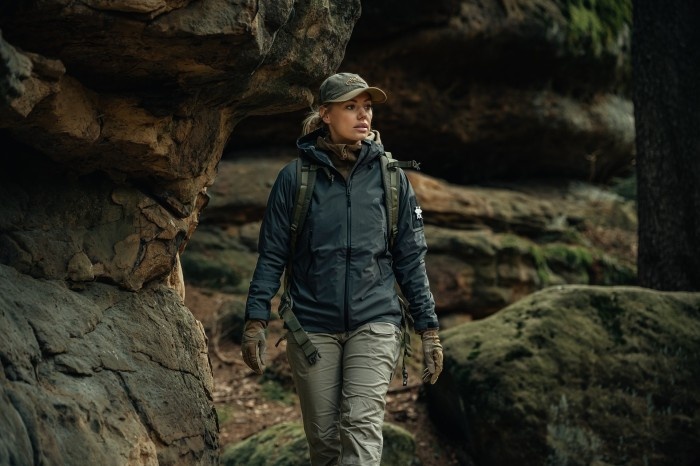kobieta w terenie w stroju trekkingowym