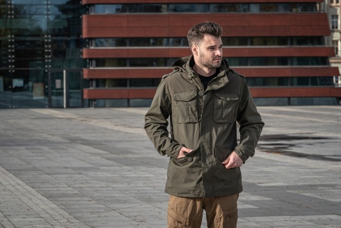 mężczyzna w kurtce taktycznej