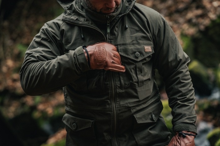 zbliżenie na męską ciemnozieloną kurtkę 