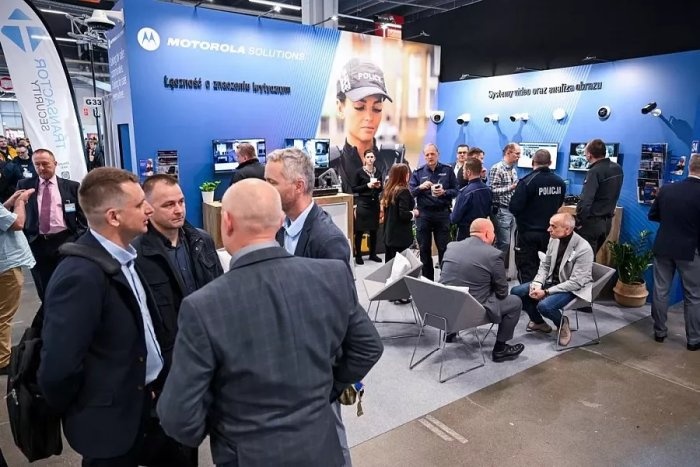 stoisko i grupa osób na targach Polsecure