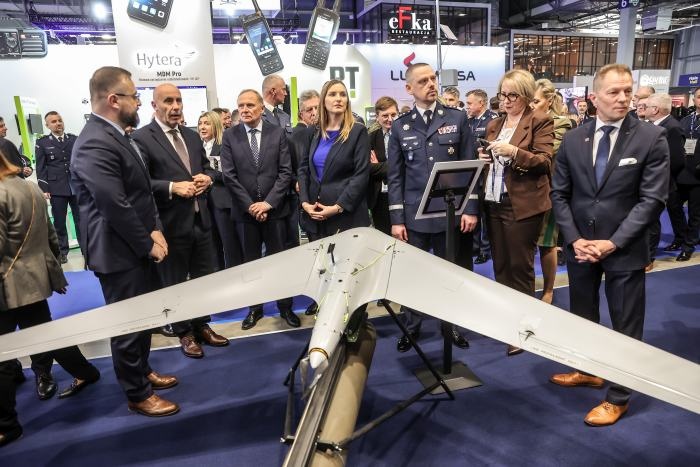 delegacja zgromadzona wokół bezzałogowego statku powietrznego