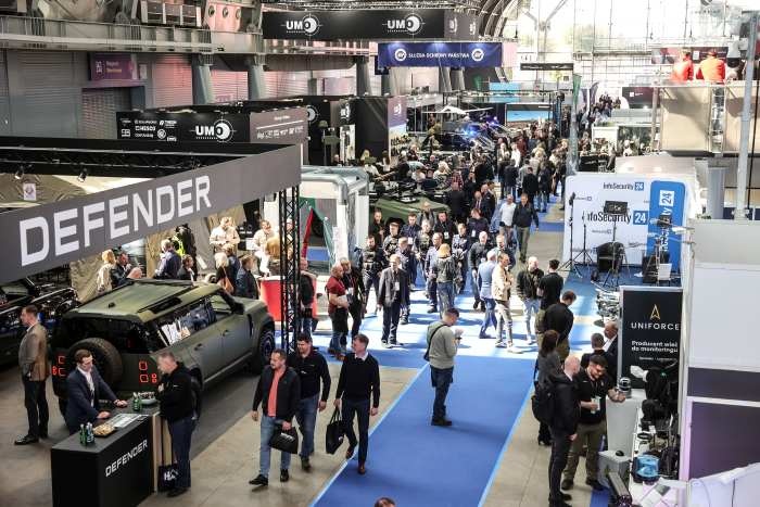 zwiedzający na hali targów Kielce