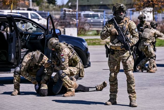 pokazy służb na terenie targów