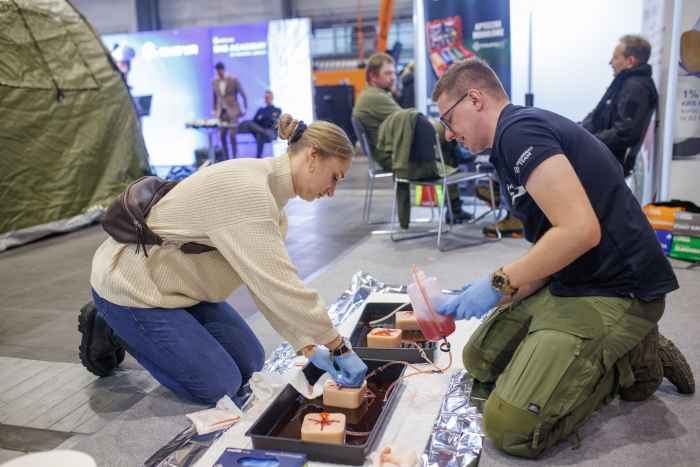 dwie osoby na stoisku podczas targów