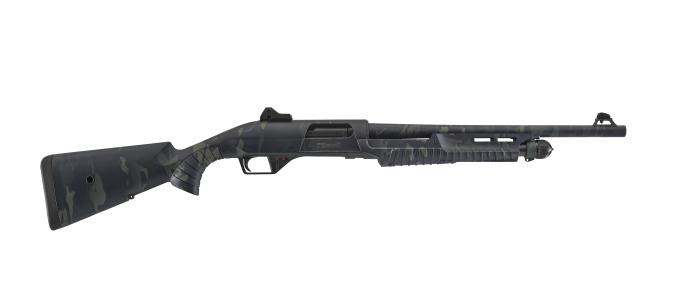 strzelba pump action na białym tle