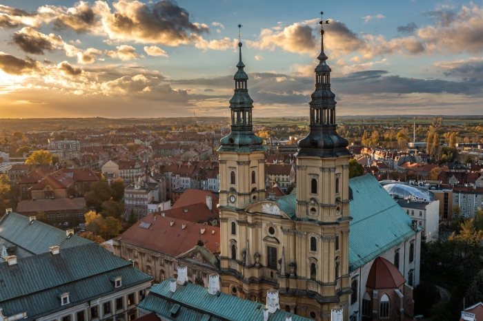 kosciol w legnicy o zachodzie słońca