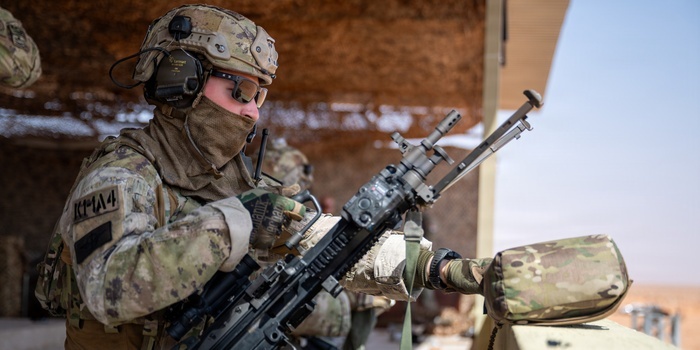 Operator włoskiego 4 pułku spadochroniarzy alpejskich "Monte Cervino" na ćwiczeniach Flintlock 26. Foto. DVIDS
