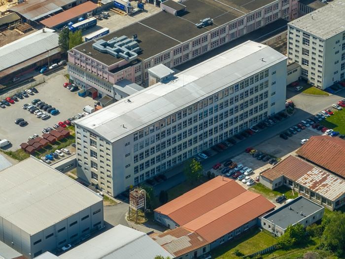 budynki zakładu produkcyjnego widziane z góry
