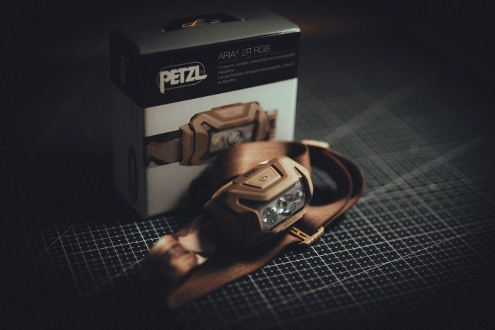 Petzl Aria 2R RGB latarka czołowa na tle opakowania