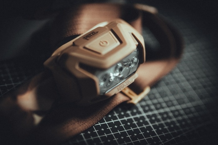 Petzl Aria 2R RGB - latarka czołówa z bliska