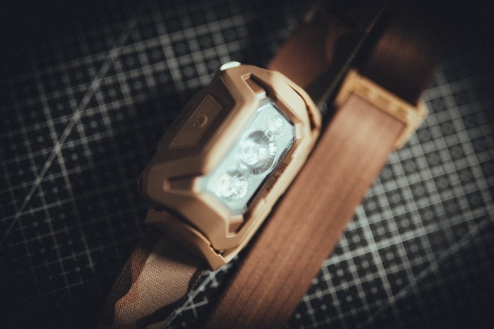Petzl Aria 2R RGB - świecąca latarka czołówa z bliska