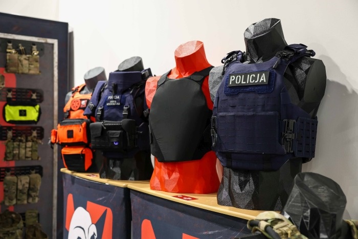 kamizelki policyjne na manekinach prezentowane na targach
