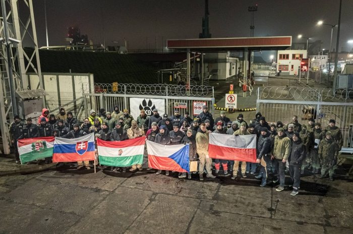 uczestwnicy i publicznosć zawodów cerberus z flagami