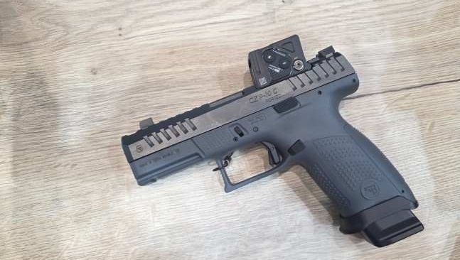 pistolet na drewnianym blacie
