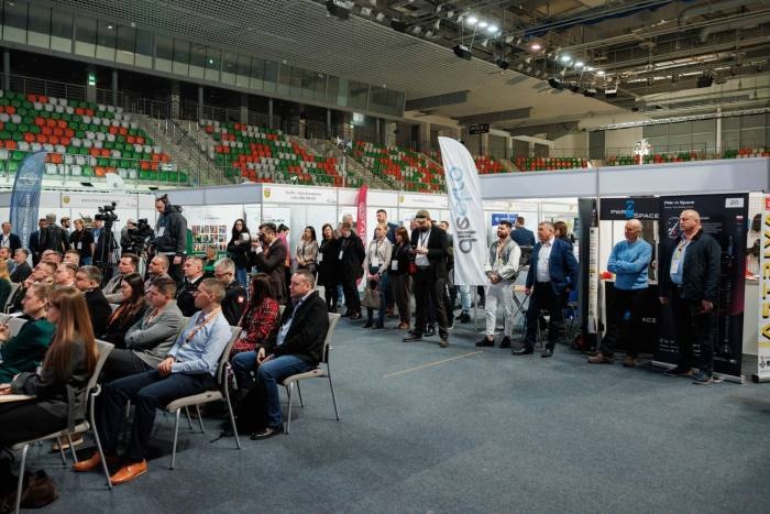 publiczność podczas panelu tematycznego na targach