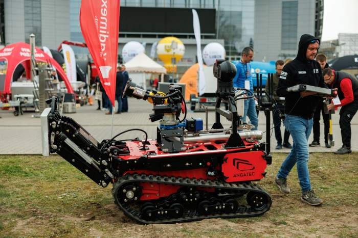 czerwony robot prezentowany na targach