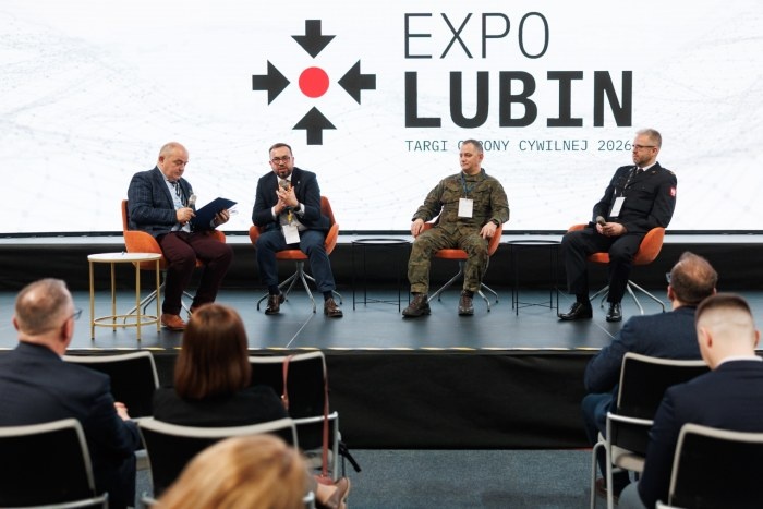 kilka osób prowadzi debatę podczas targów expo lubin