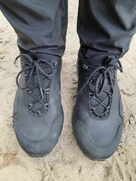 czarne buty taktyczne - widok z góry