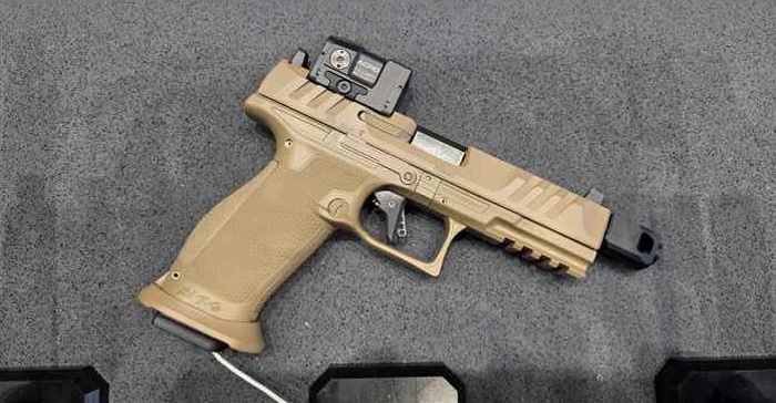 piaskowy pistolet na czarnym tle
