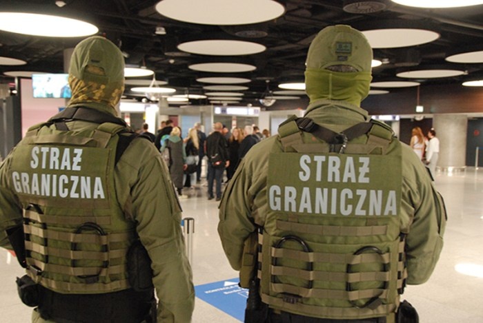funkcjonariusze straży granicznej na lotnisku