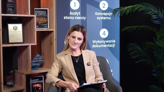 kobieta siedzi przy laptopie podczas konferencji