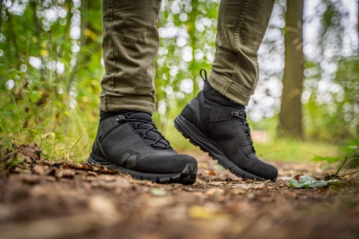 buty taktyczne na leśnej ścieżce