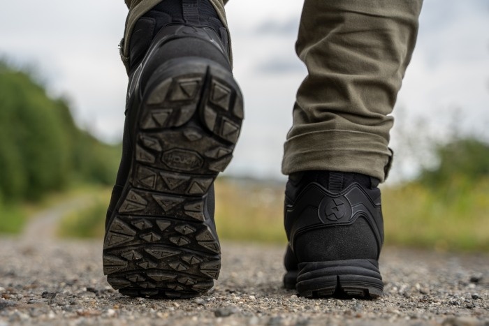 buty na ścieżce tyłem