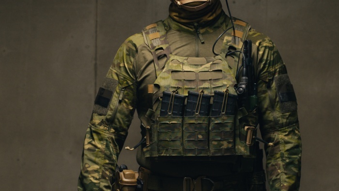 plate carrier na modelu - zdjęcie studyjne