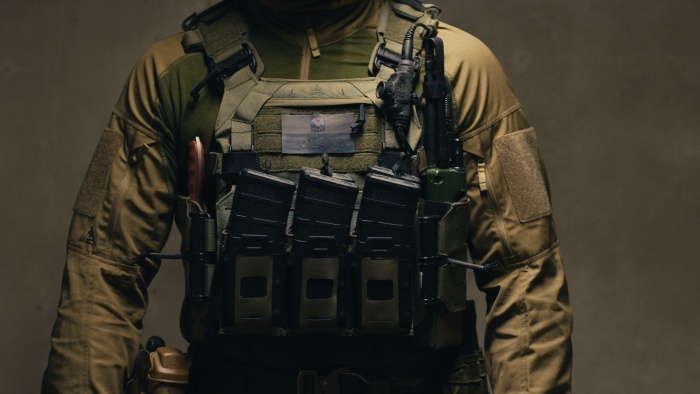 plate carrier na modelu - zdjęcie studyjne