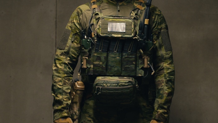plate carrier na modelu - zdjęcie studyjne