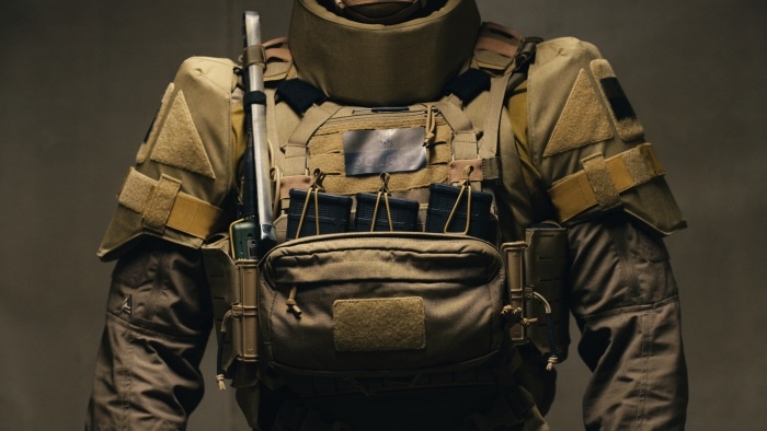 plate carrier na modelu - zdjęcie studyjne