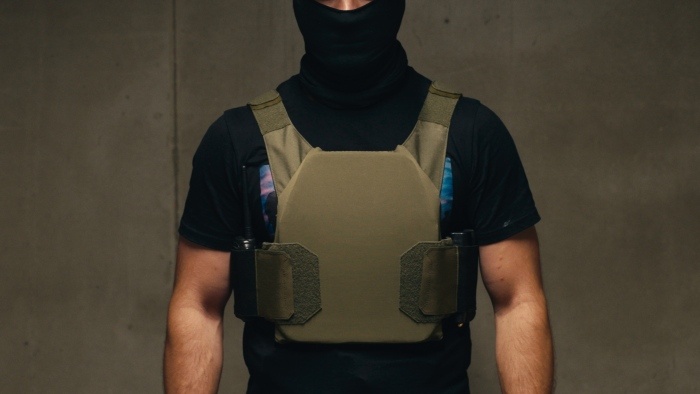 plate carrier na modelu - zdjęcie studyjne