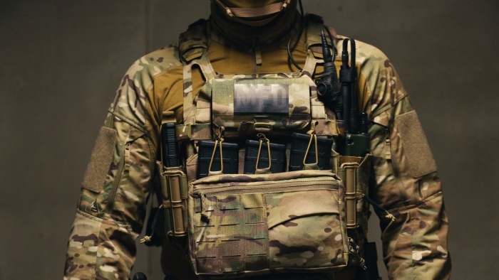 plate carrier na modelu - zdjęcie studyjne